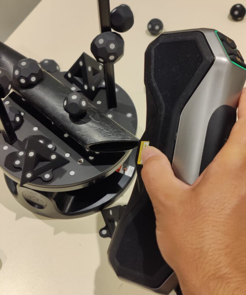 3D-scanning van een metalen onderdeel met referentiemarkeringen